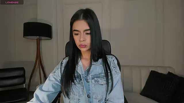 Snapshot of AlanaCraft chatting on 10.19.25 AlanaCraft online show from 10.19.25