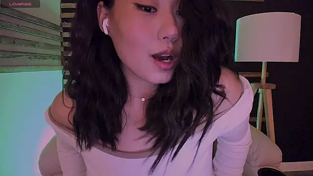 Snapshot of kimmy_chi_ chatting on 02.05.25 kimmy chi online show from 02.05.25