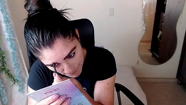 Snapshot of LUCY_LI chatting on 12.07.24 LUCY LI online show from 12.07.24