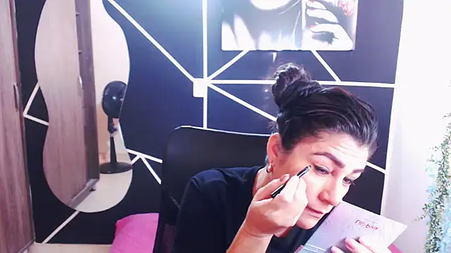 Snapshot of LUCY_LI chatting on 01.16.25 LUCY LI online show from 01.16.25