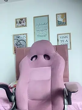 Snapshot of _18_laura chatting on 12.20.24 18 laura online show from 12.20.24