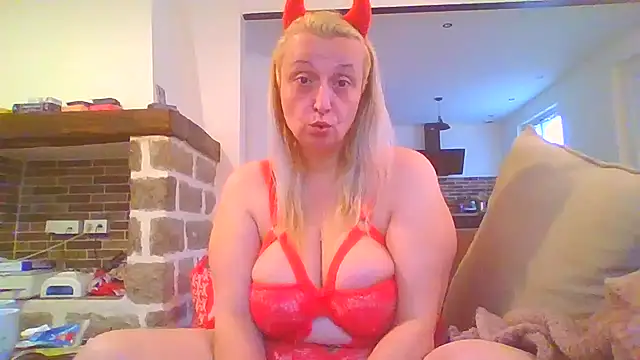 Snapshot of Melinastarr chatting on 03.22.25 Melinastarr online show from 03.22.25