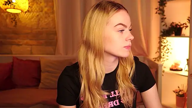 Snapshot of sn0w_barbie chatting on 10.03.25 sn0w barbie online show from 10.03.25