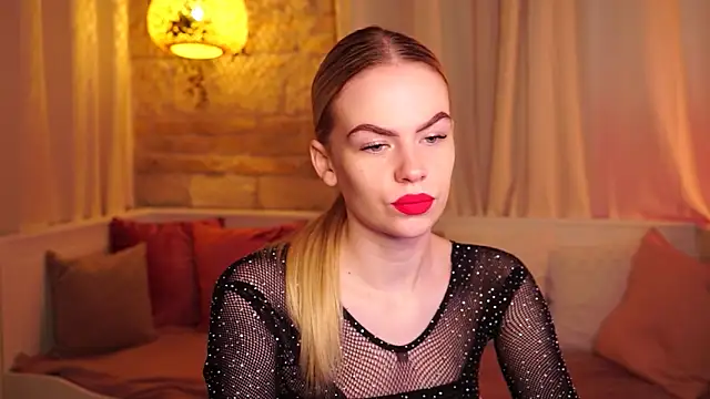 Snapshot of sn0w_barbie chatting on 10.06.25 sn0w barbie online show from 10.06.25