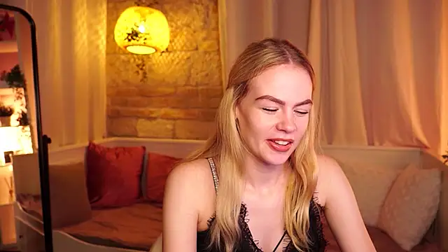 Snapshot of sn0w_barbie chatting on 10.07.25 sn0w barbie online show from 10.07.25