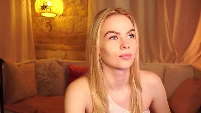 Snapshot of sn0w_barbie chatting on 10.15.25 sn0w barbie online show from 10.15.25