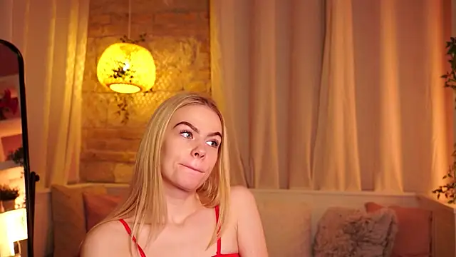 Snapshot of sn0w_barbie chatting on 10.21.25 sn0w barbie online show from 10.21.25