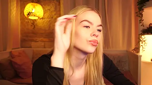 Snapshot of sn0w_barbie chatting on 10.27.25 sn0w barbie online show from 10.27.25