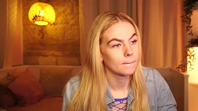 Snapshot of sn0w_barbie chatting on 10.28.25 sn0w barbie online show from 10.28.25