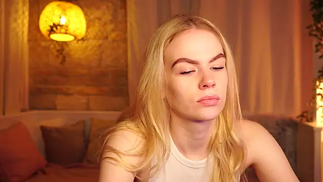 Snapshot of sn0w_barbie chatting on 11.03.25 sn0w barbie online show from 11.03.25