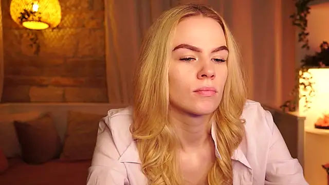 Snapshot of sn0w_barbie chatting on 11.04.25 sn0w barbie online show from 11.04.25