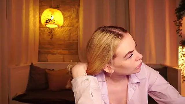 Snapshot of sn0w_barbie chatting on 11.10.25 sn0w barbie online show from 11.10.25