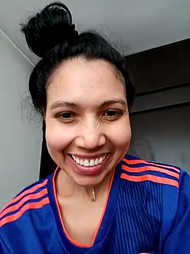 Snapshot of KimPielCanela chatting on 10.01.25 KimPielCanela online show from 10.01.25