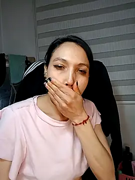 Snapshot of KimPielCanela chatting on 10.02.25 KimPielCanela online show from 10.02.25