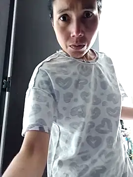 Snapshot of KimPielCanela chatting on 10.03.25 KimPielCanela online show from 10.03.25