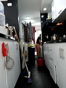 Snapshot of KimPielCanela chatting on 10.27.25 KimPielCanela online show from 10.27.25