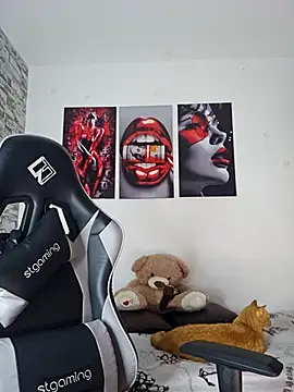 Snapshot of Antonella2_m chatting on 11.18.25 Antonella2 m online show from 11.18.25