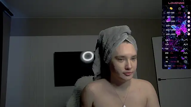 Holly Molii online show from 11.26.25