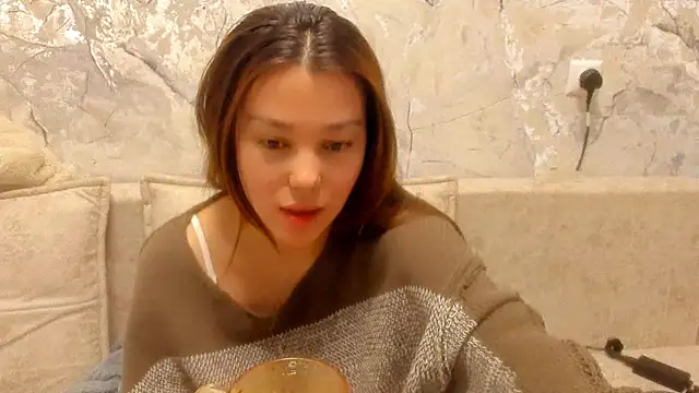 Snapshot of LunaXmii chatting on 04.19.26 LunaXmii online show from 04.19.26
