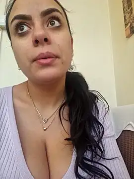 Snapshot of ElyzaIbarra chatting on 02.13.25 ElyzaIbarra online show from 02.13.25