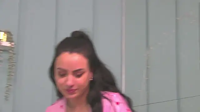 Snapshot of ElyzaIbarra chatting on 03.08.25 ElyzaIbarra online show from 03.08.25