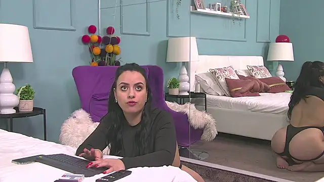 Snapshot of ElyzaIbarra chatting on 03.10.25 ElyzaIbarra online show from 03.10.25