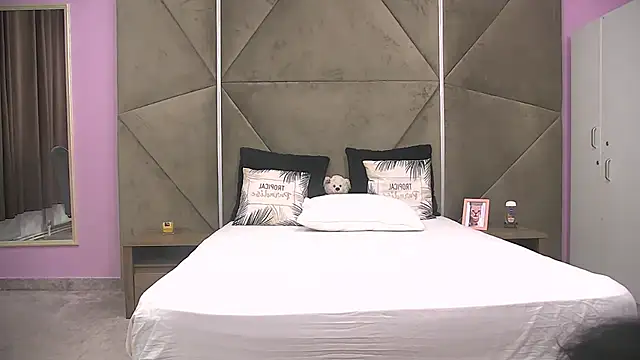 Snapshot of ElyzaIbarra chatting on 09.23.25 ElyzaIbarra online show from 09.23.25