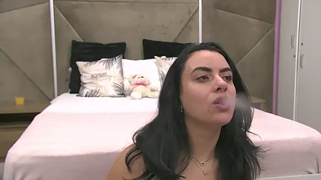 Snapshot of ElyzaIbarra chatting on 10.09.25 ElyzaIbarra online show from 10.09.25