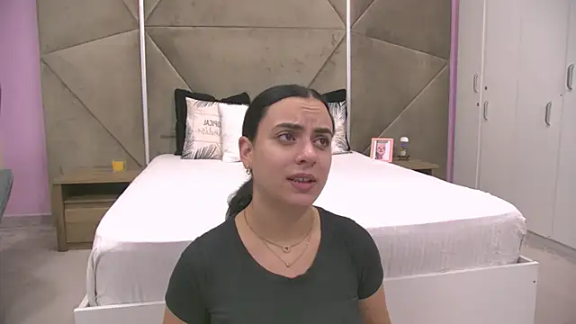 Snapshot of ElyzaIbarra chatting on 10.12.25 ElyzaIbarra online show from 10.12.25