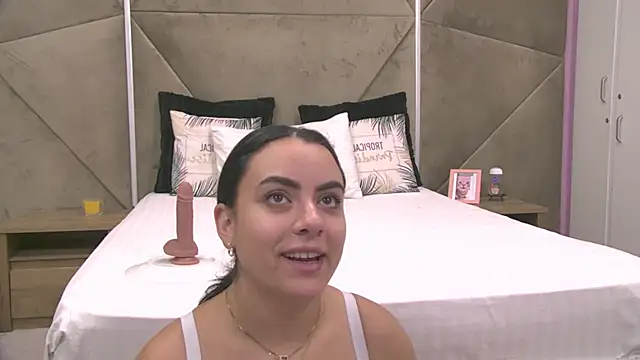 Snapshot of ElyzaIbarra chatting on 10.14.25 ElyzaIbarra online show from 10.14.25