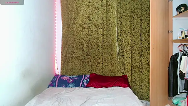 Snapshot of femboykeene chatting on 10.18.25 femboykeene online show from 10.18.25