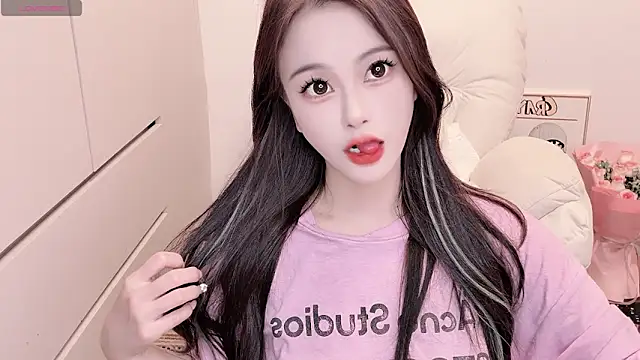 Snapshot of Neyllar chatting on 09.30.25 Neyllar online show from 09.30.25