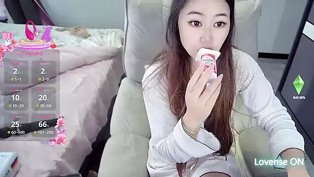 Snapshot of Feifei-cn chatting on 10.26.25 Feifei-cn online show from 10.26.25