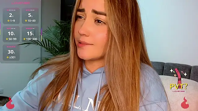 Snapshot of Lucia_star__ chatting on 10.11.25 Lucia star online show from 10.11.25