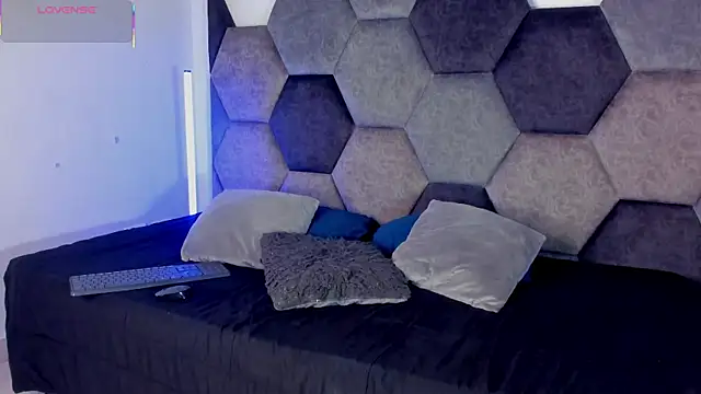 Latrellx7 online show from 04.12.26