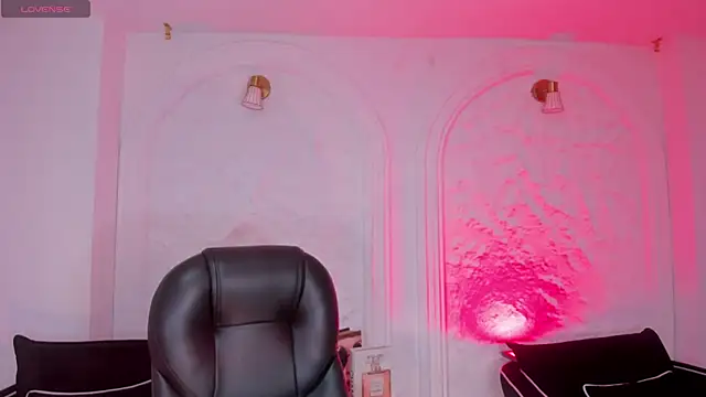 Snapshot of CarlaSmithX chatting on 10.30.25 CarlaSmithX online show from 10.30.25