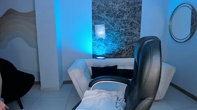 Snapshot of CarlaSmithX chatting on 11.04.25 CarlaSmithX online show from 11.04.25