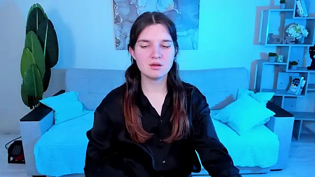 Snapshot of BonneyLove chatting on 01.28.25 BonneyLove online show from 01.28.25