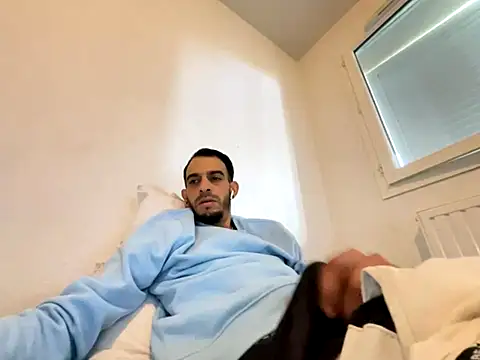 Snapshot of Rebeu313 chatting on 10.05.25 Rebeu313 online show from 10.05.25