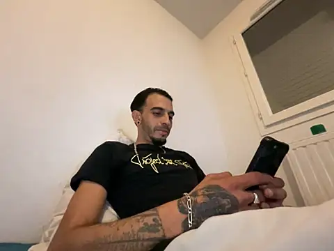 Snapshot of Rebeu313 chatting on 10.11.25 Rebeu313 online show from 10.11.25