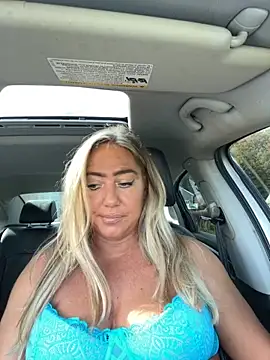 Snapshot of sunshinekisses chatting on 10.11.25 sunshinekisses online show from 10.11.25