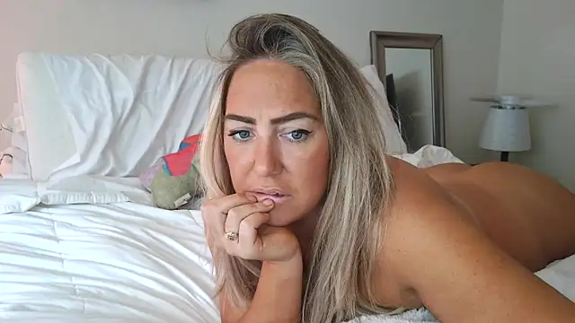 Snapshot of sunshinekisses chatting on 11.04.25 sunshinekisses online show from 11.04.25