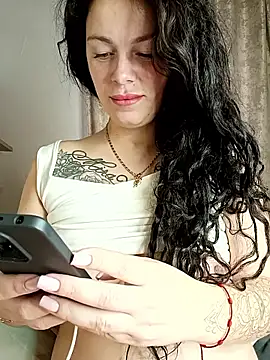 Lola Hale online show from 10.22.25