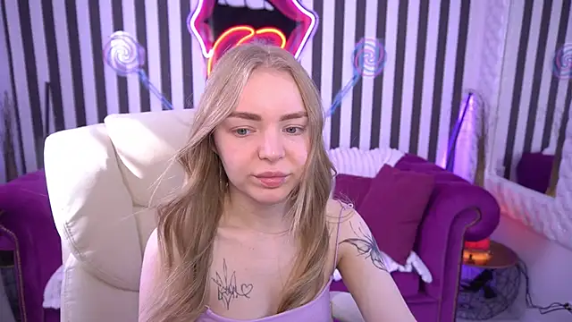 Snapshot of EmilySunshineS chatting on 05.25.26 EmilySunshineS online show from 05.25.26