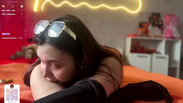 Snapshot of UdeleBarns chatting on 10.22.25 UdeleBarns online show from 10.22.25