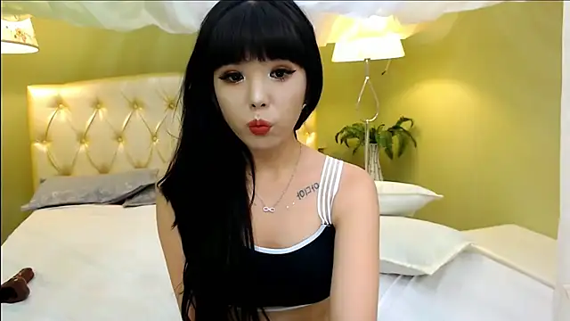 Snapshot of lilzannye chatting on 10.19.25 lilzannye online show from 10.19.25