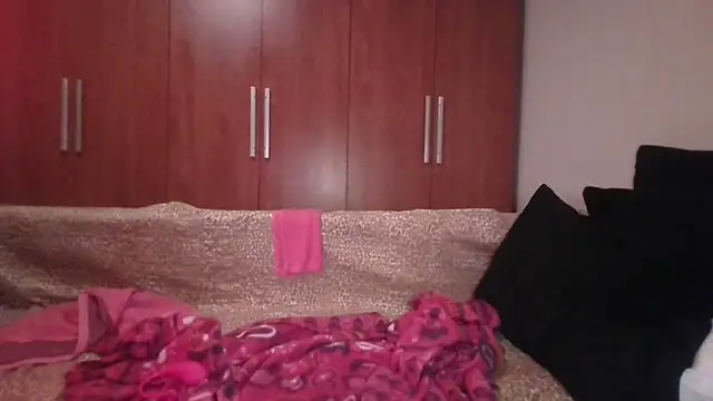 Snapshot of KarolinaReaper chatting on 10.21.25 KarolinaReaper online show from 10.21.25