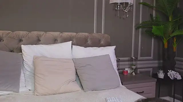 Snapshot of AnnieStylesx chatting on 12.22.24 AnnieStylesx online show from 12.22.24