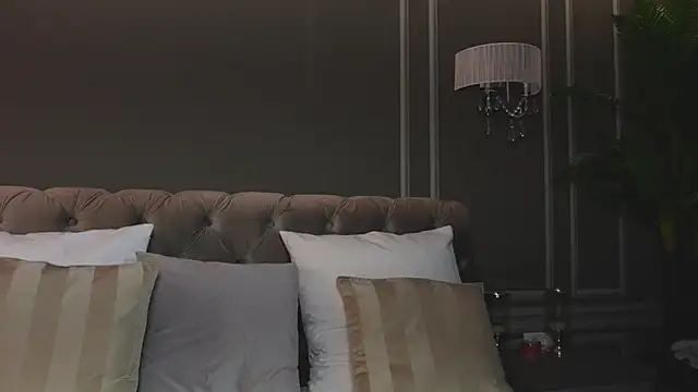 Snapshot of AnnieStylesx chatting on 10.18.25 AnnieStylesx online show from 10.18.25