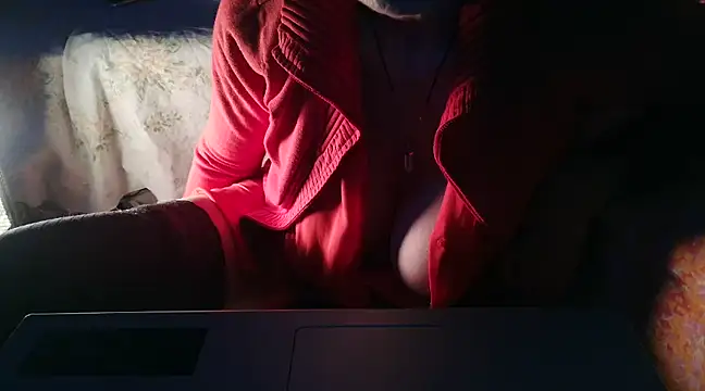 Snapshot of VeneRed chatting on 03.10.25 VeneRed online show from 03.10.25